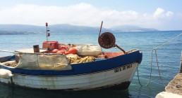 Barchetta sulla spiaggia della Grecia