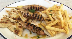 Piatto patatine e carne in Grecia