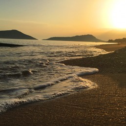 Tramonto spiaggia Gialova in Grecia